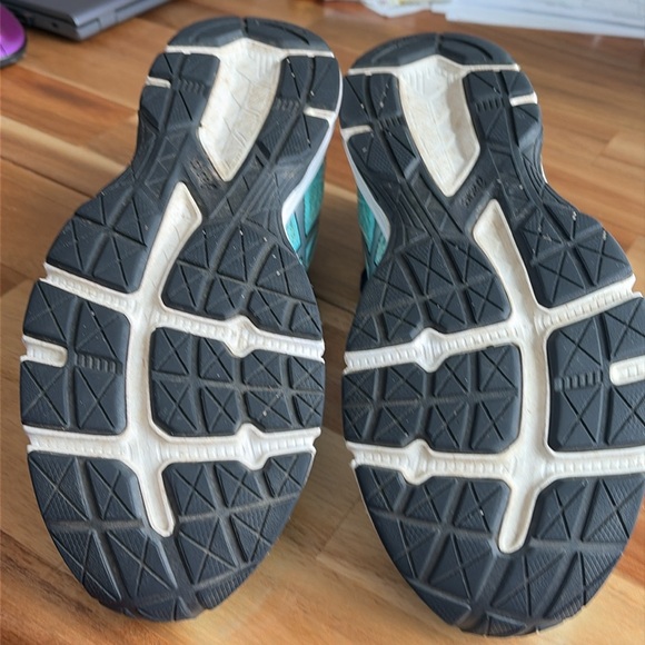 Women’s Asics shoes - Picture 7 of 8